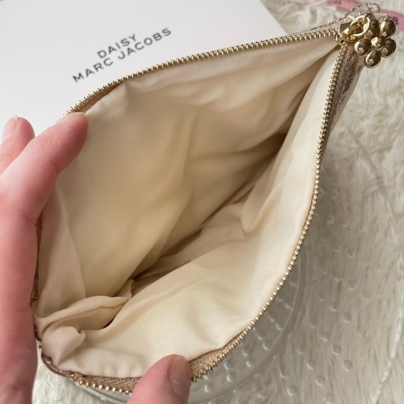 Marc Jacobs Daisy Pouch - Picture 5 of 7